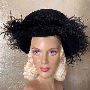 ADORABLE VINTAGE BLACK FELT FEDORA WITH BLACK OSTRICH FEATHER TRIM